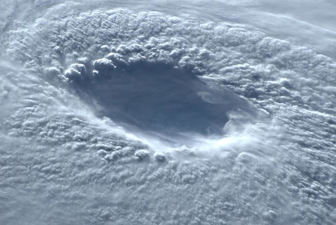 Archivo - Arquivo - HANDOUT - 17 de setembro de 2022, ---: Vista da Estao Espacial Internacional (ISS) do olho do tufo Nanmadol, que atingirá o sudoeste do Japo. A tempestade trará rajadas de até 240 quilmetros por hora e chuvas recordes.
