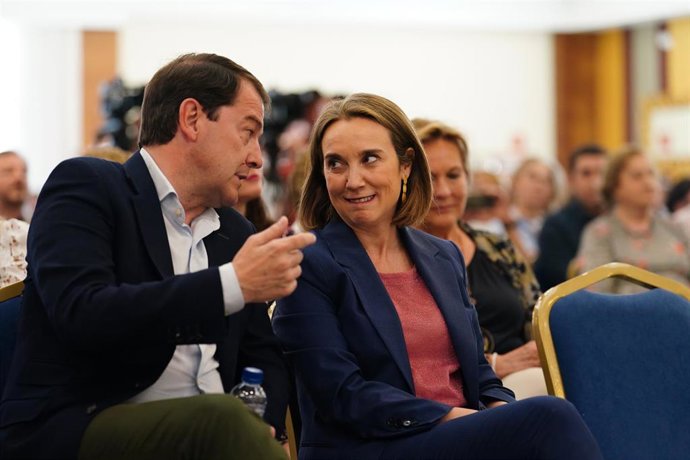 Archivo - El presidente autonómico del PP, Alfonso Fernández Mañueco, y la secretaria general del PP, Cuca Gamarra, durante un acto de precampaña del Partido Popular, en el Hotel IBB Recoletos Coco, a 27 de abril de 2023, en Salamanca, Castilla y León (Es