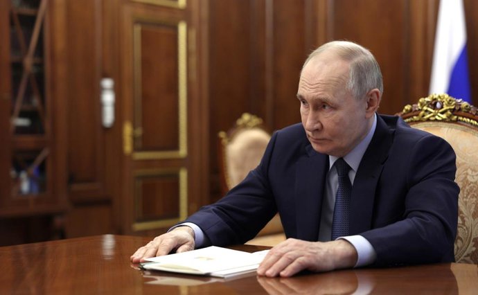 HANDOUT - 07 de fevereiro de 2025, Rússia, Moscou: O presidente russo Vladimir Putin se reúne com o primeiro-ministro Mikhail Mishustin no Kremlin. Foto: -/Kremlin/dpa - ATENO: uso editorial somente e somente se o crédito mencionado acima for menciona