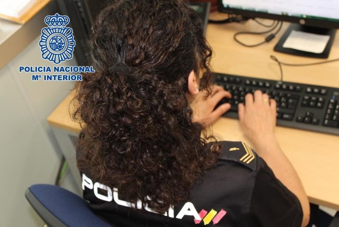 Archivo - Agente de la Policía Nacional