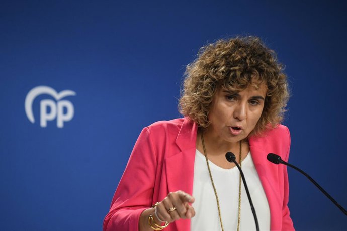 Archivo - Arquivo - A porta-voz do PP no Parlamento Europeu, Dolors Montserrat, dá uma coletiva de imprensa na sede do PP em 5 de agosto de 2024, em Madri (Espanha). Durante a coletiva de imprensa, a porta-voz do Partido Popular no Parlamento Europeu, Dol
