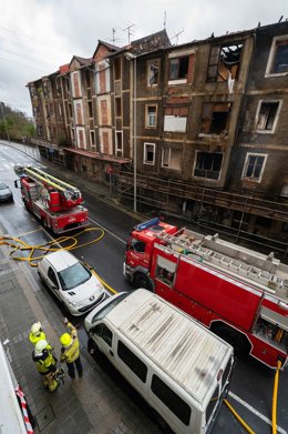 Varios camiones de bomberos junto al edificio incendiado, a 1 de febrero de 2025, en Basauri.