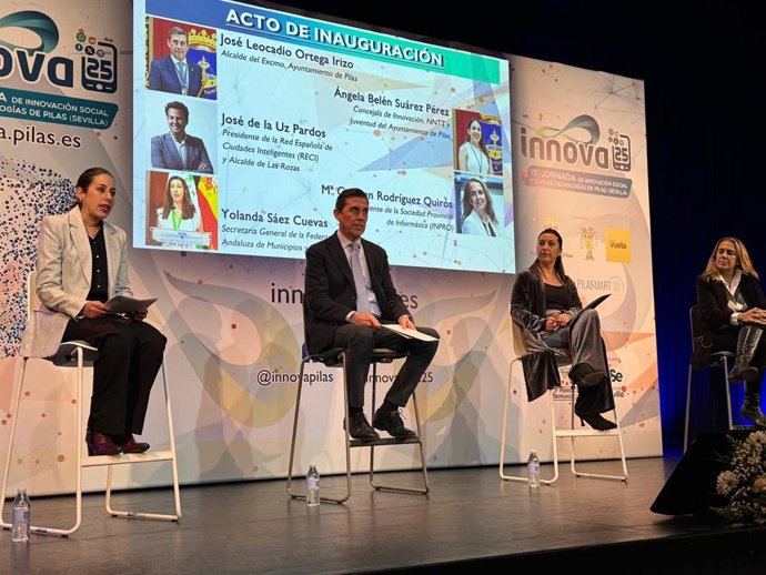 El alcalde de Pilas,  la secretaria general de la FAMP y la gerente de Inpro de la Diputación, en la inauguración de las XV Jornadas de Innovación Social y Nuevas Tecnologías.