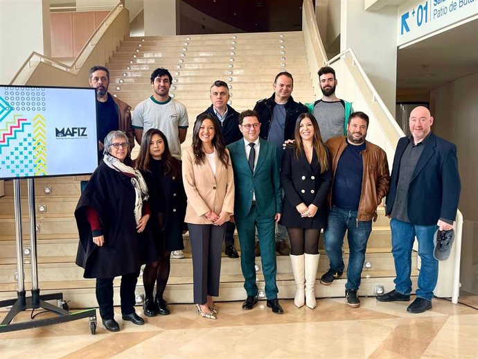 La consejera de Turismo, Cultura, Juventud y Deportes, Carmen Conesa, con representantes del sector audiovisual regional