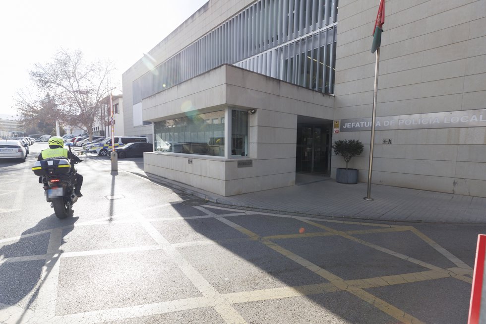 Agentes de la Unidad de Delincuencia Económica y Fiscal (Udef) de la Policía Nacional en las dependencias de la Policía Local de Granada. A 18 de febrero de 2025, en Granada (Andalucía, España).