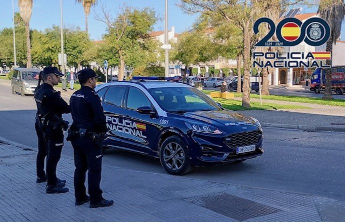 Dos agentes de la Policía con un vehículo en Jerez.