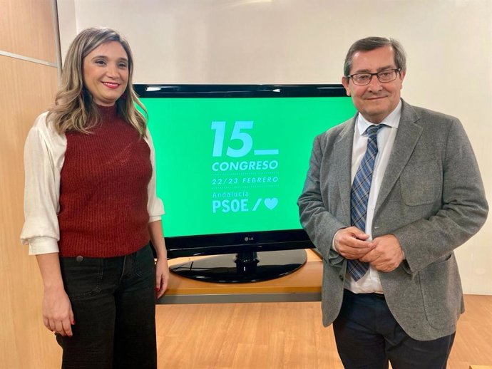 La portavoz del PSOE-A, María Márquez, y el secretario general del PSOE de Granada, Pepe Entrena, en rueda de prensa para presentar el XV Congreso Regional del PSOE andaluz.