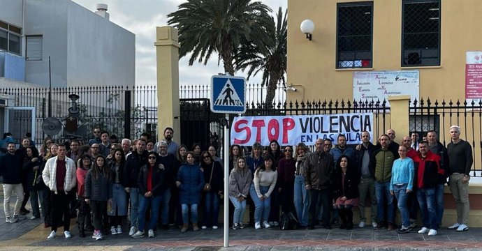 Docentes del IES Alyanub de Vera (Almería) se concentran a las puertas del centro.