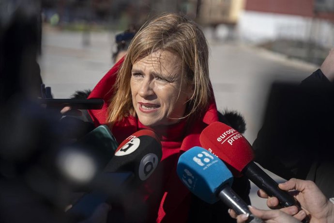 La delegada del Gobierno, Pilar Bernabé, atiende a los medios