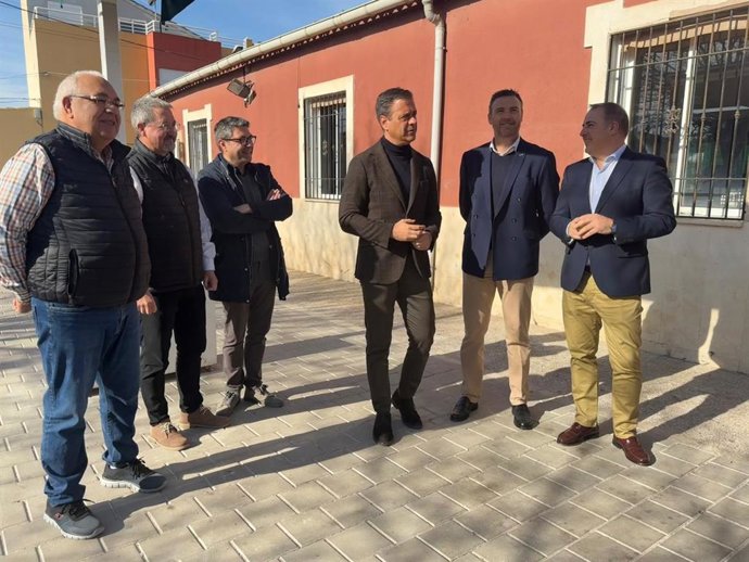 Marcos Ortuño, en la Encarnación, acompañado por el alcalde de Caravaca de la Cruz, José Francisco García, el director general de Administración Local, Francisco Abril, además del alcalde pedáneo, el concejal de Obras y el técnico municipal