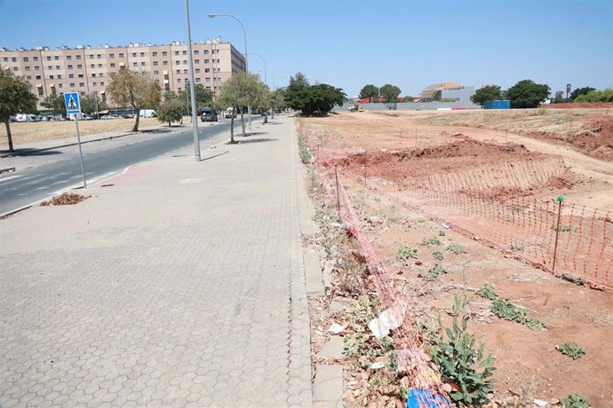 Archivo - Obras de la línea 3 del metro de Sevilla junto a la calle Estrella Deneb en Pino Montano. 