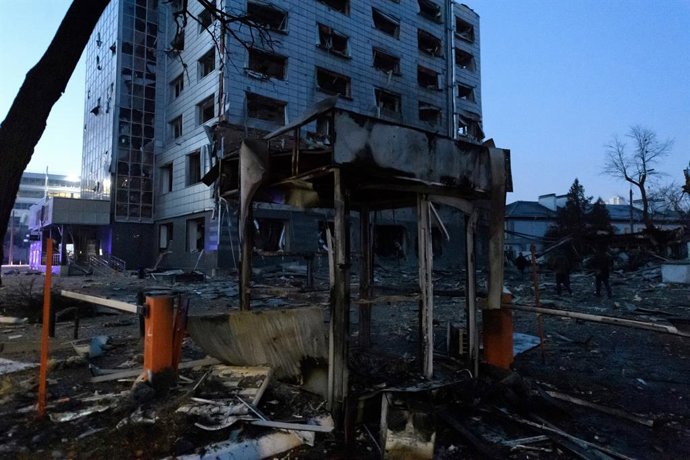 12 de fevereiro de 2025, Kiev, Ucrânia: KYIV, UCRÂNIA - 12 DE FEVEREIRO DE 2025 - Prédios de escritórios no distrito de Obolonskyi são danificados por um ataque de míssil balístico russo, em Kiev, capital da Ucrânia. Na madrugada desta quarta-feira, 12 de