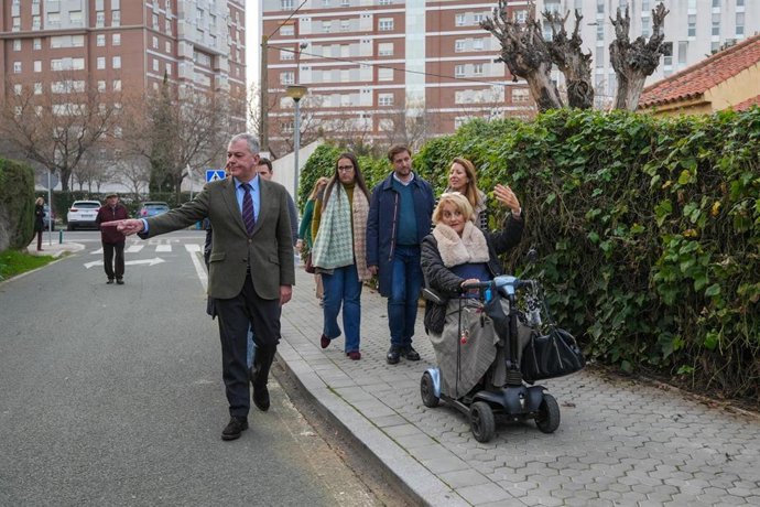 El alcalde de Sevilla visita las obras de itinerarios escolares y peatonales de Santa Clara.