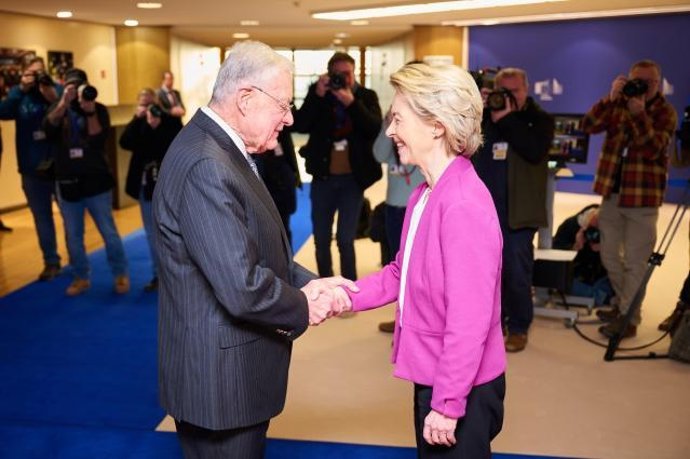 HANDOUT - 18 de fevereiro de 2025, Bélgica, Bruxelas: A presidente da Comissão Europeia, Ursula von der Leyen, cumprimenta o enviado especial dos EUA para a Ucrânia e a Rússia, Keith Kellogg, antes de sua reunião em Bruxelas. Foto: Dati Bendo/Comissão Eur