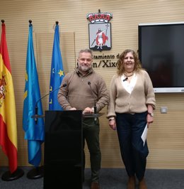 Los ediles del PSOE de Gijón Jacobo López y Marina Pineda. (Archivo)