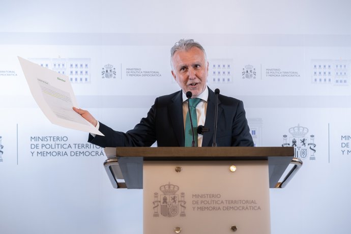 El ministro de Política Territorial y Memoria Democrática, Ángel Víctor Torres, durante una rueda de prensa, en el Ministerio de Política Territorial y Memoria Democrática, a 18 de febrero de 2025, en Madrid (España).