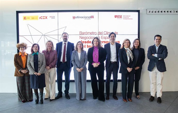 Foto de familia con la secretaria de Estado de Comercio, Amparo López Senovilla, en el centro.