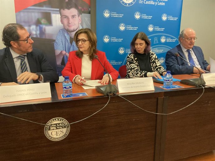 Ismael Pérez (i), Begoña Grijalvo, Virginia Carceo y Enrique Cabero, hoy en rueda de prensa.