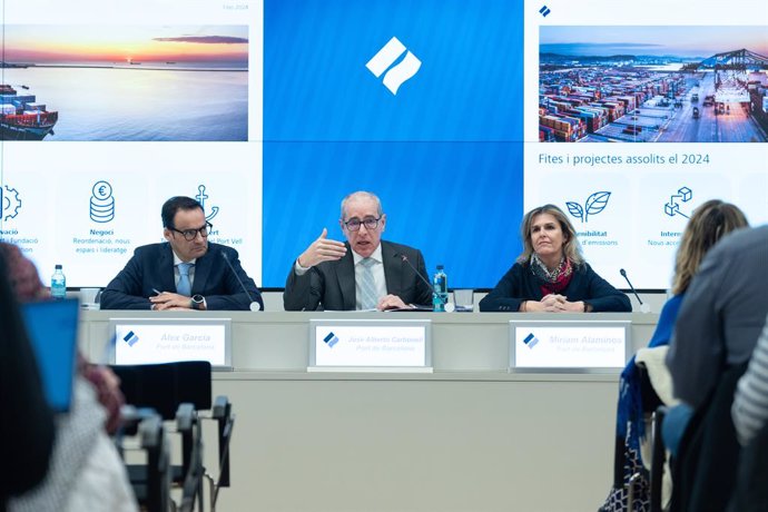 El director general del Port de Barcelona, Àlex Garcia; el president, José Alberto Carbonell, i la sots-directora general, Miriam Alaminos