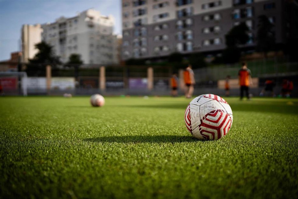El Ayuntamiento concluye los trabajos de renovación del pavimento deportivo de césped artificial en La Unidad