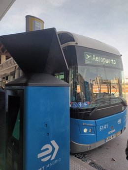 EMT instala totems en Atocha y Barajas para que pasajeros no habituales compren más fácilmente los billetes de autobús