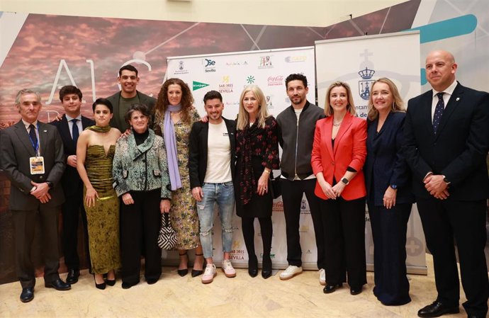 Foto de familia de premiados y autoridades asistentes a la XXIV Gala de Premios de la Federación de Periodistas Deportivos de Andalucía, en Alcalá de Guadaíra.