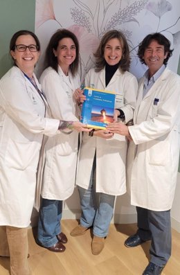 Profesionales sanitarios de la provincia de Cádiz con la publicación del Tratado de Cuidados Paliativos.