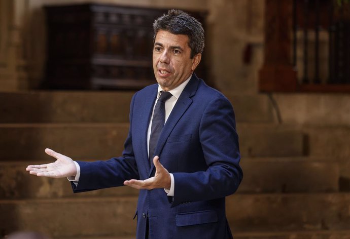 El presidente de la Generalitat valenciana, Carlos Mazón, interviene durante la presentación de la campaña sobre la elección de la lengua base en los centros educativos, en el Palau de la Generalitat, a 11 de febrero de 2025, en Valencia, Comunidad Valenc