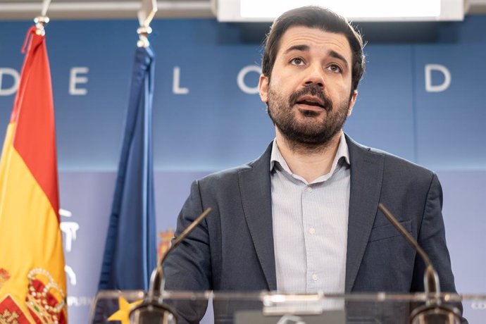 El portavoz del Grupo Mixto en el Congreso, Javier Sánchez Serna, durante una rueda de prensa anterior a la Junta de Portavoces, en el Congreso de los Diputados, a 11 de febrero de 2025, en Madrid (España).