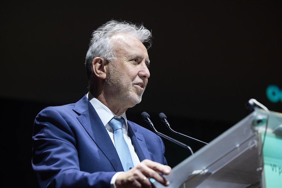 El ministro de Política Territorial y Memoria Democrática, Ángel Víctor Torres, asiste al acto de entrega de los Premios Desalambre, en CaixaForum Madrid, a 5 de febrero de 2025, en Madrid (España). Organizados por elDiario.es, los Premios Desalambre ce
