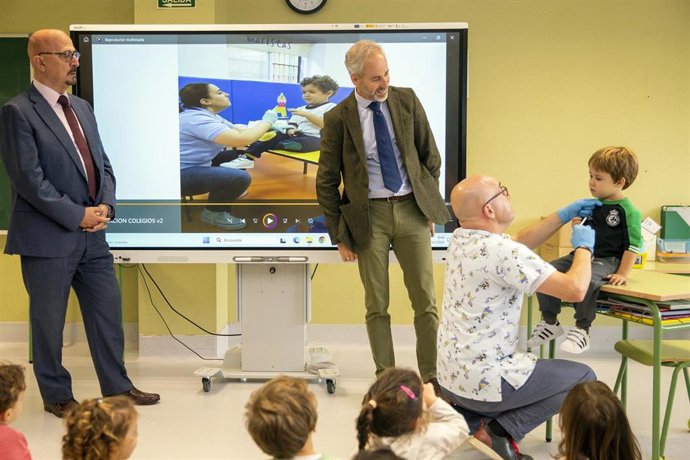 Archivo - Inicio de la campaña de vacunación en centros escolares.- Archivo