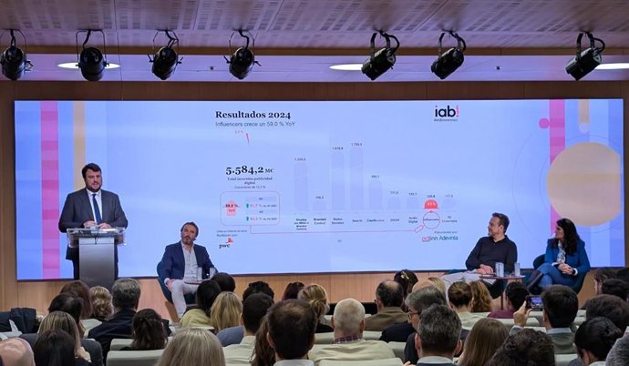Izqa a dcha_Íñigo Amezqueta, Carlos Sánchez, Gustavo Núñez y Belen Acebes presentan el 'Estudio de Inversión Publicitaria en Medios Digitales 2025',de IAB Spain