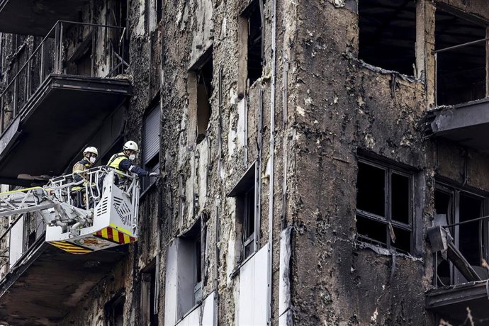 Archivo - Bomberos en una grúa sanean la fachada quemada, a 26 de febrero de 2024, en Valencia, Comunidad Valenciana (España). Un incendio de grandes dimensiones arrasó el pasado 22 de febrero un edificio de 14 plantas en el barrio valenciano de Campanar.