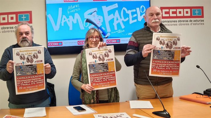El secretario general de Jubilados y Pensionistas de UGT de Asturias, Manuel Francisco Menéndez, junto al secretario general de la Federación de Pensionistas de CCOO de Asturias, José María Gómez, y la secretaria de Igualdad, Ester Menéndez.
