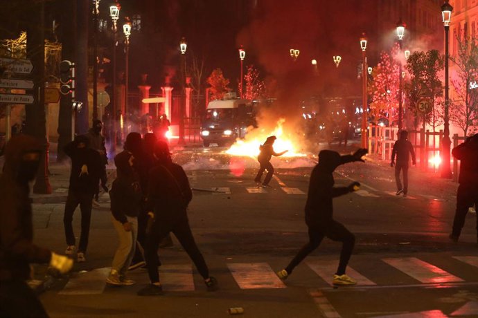 Archivo - Arquivo - 09 de maro de 2022, Frana, Ajaccio: Manifestantes atiram pedras e sinalizadores contra policiais franceses durante um protesto na ilha francesa da Córsega, no Mediterrneo, depois que o separatista corso Yvan Colonna foi atacado e 