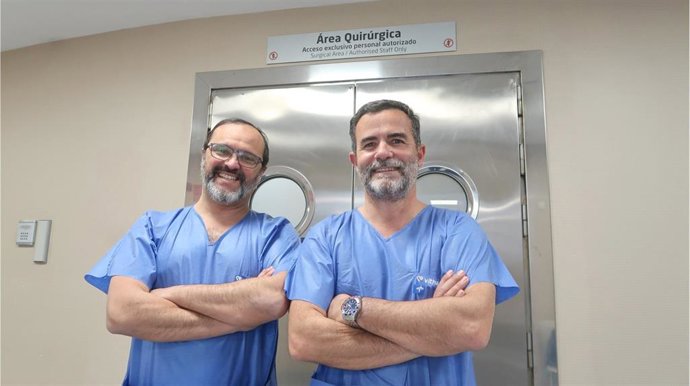 Los doctores Luis Miguel Marín y Antonio Domínguez Amodeo de Vithas Sevilla.