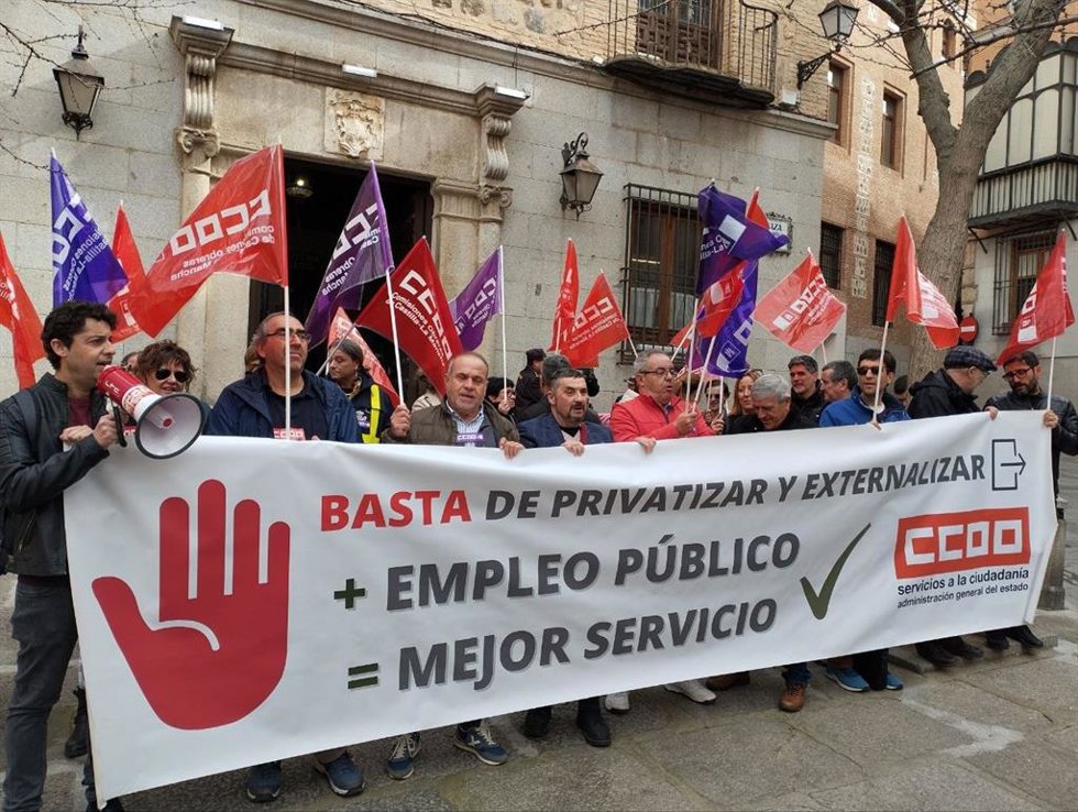 Concentración de CCOO en Toledo para reclamar una Oferta Pública de Empleo en las confederaciones hidrográficas del Tajo y del Guadiana.
