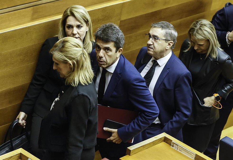 Archivo - El presidente de la Generalitat Valenciana, Carlos Mazón (c), a su salida de una sesión plenaria, en Les Corts