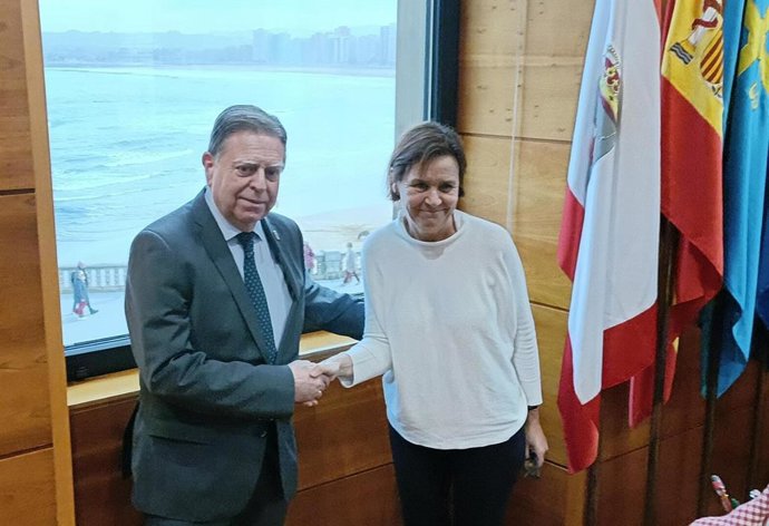 La alcaldesa de Gijón, Carmen Moriyón, recibe en su despacho al alcalde de Oviedo, Alfredo Canteli.