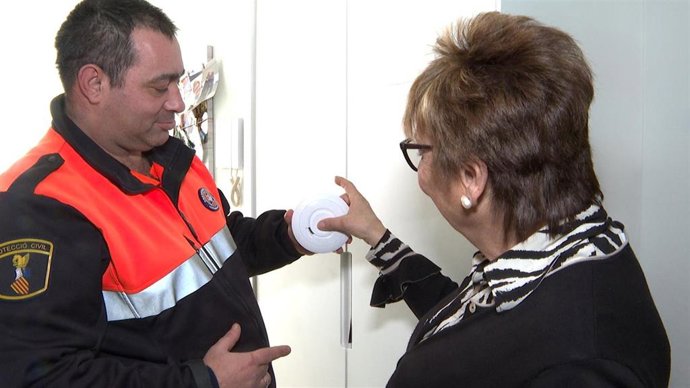 Archivo - Instalan detectores de humo en viviendas de mayores vulnerables en Valencia para prevenir incendios (archivos)