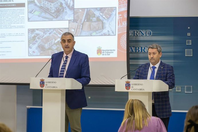 El consejero de Fomento, Vivienda, Ordenación del Territorio y Medio ambiente, Roberto Media, junto al alcalde de Cabezón de la Sal, Óscar López, presentan el proyecto de ampliación del Consistorio de Cabezón de la Sal