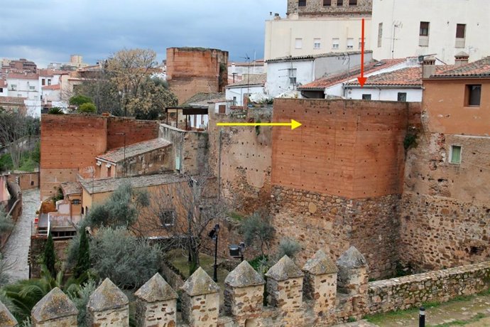 Archivo - Torreón con la vivienda afectada en el casco historico de Cáceres