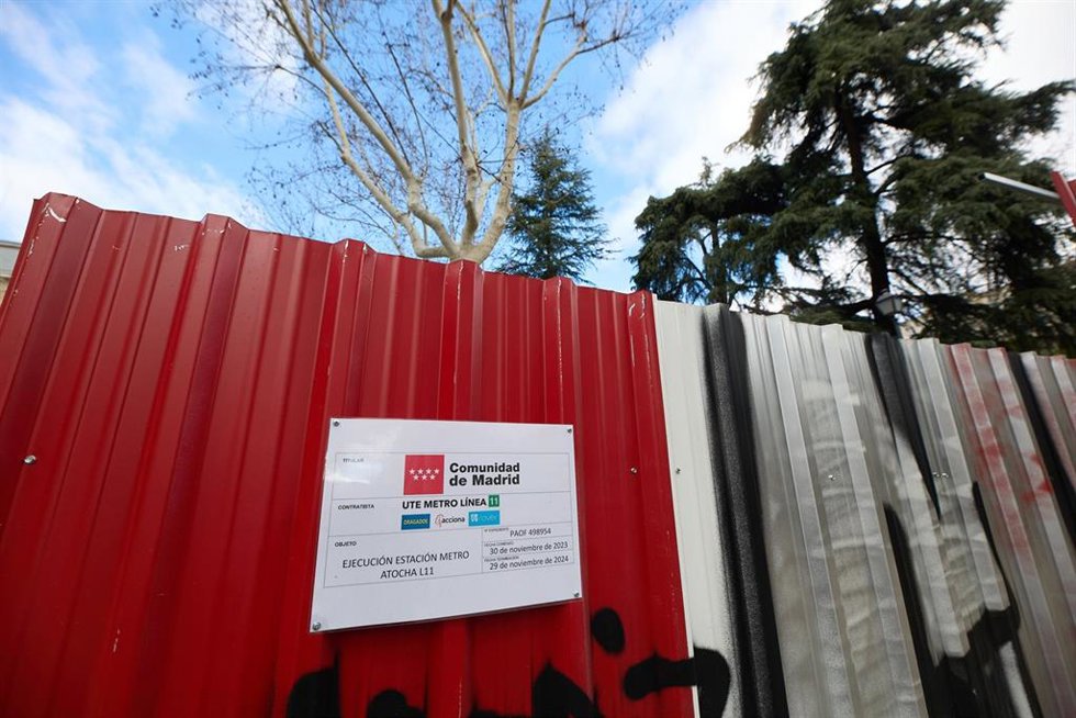 Archivo - Una zona destinada a las obras de la línea 11 de Metro, en los jardines Jimena Quirós