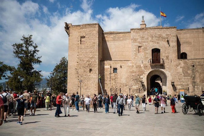 Archivo - Varios turistas en el centro de Palma.