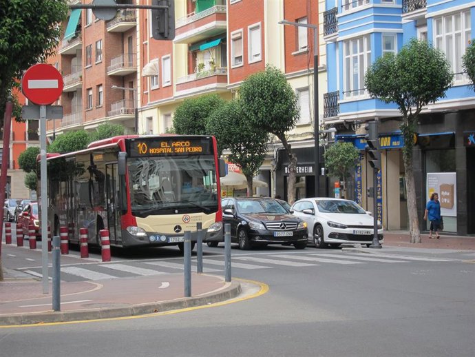 Archivo - Autobús por el centro de Logroño