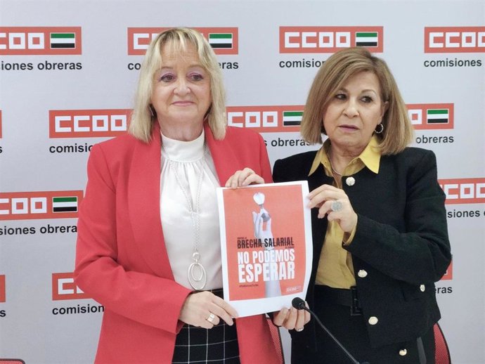 La secretaria general de CCOO en Extremadura, Encarna Chacón, junto a la secretaria de Mujer y Conciliación, Lola Manzano, presentan el informe de brecha salarial de género.