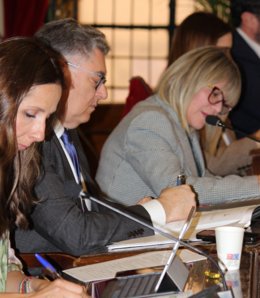Andrés Guerrero, junto a las concejalas Ainhoa Sánchez y Esther Nevado, durante la celebración del último pleno.