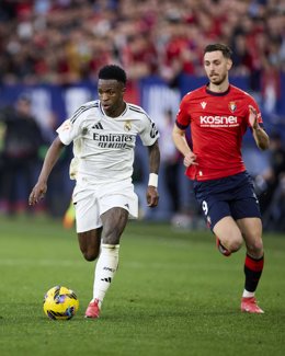 Vinicius Junior 'Vini Jr' of Real Madrid CF competes for the ball with Raul Garcia de Haro of CA Osasuna during the LaLiga EA Sports match between CA Osasuna and Real Madrid CF at El Sadar on February 15, 2025, in Pamplona, Spain.