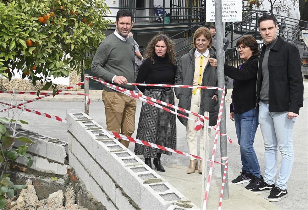 La alcaldesa de Jerez de la Frontera (Cádiz), María José García-Pelayo, en una visita a la barriada rural de Torremelgarejo