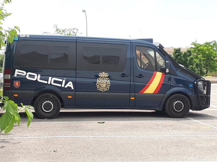 Agentes de la Unidad de Delincuencia Económica y Fiscal (Udef) de la Policía Nacional en las dependencias de la Policía Local de Granada. A 18 de febrero de 2025, en Granada (Andalucía, España).